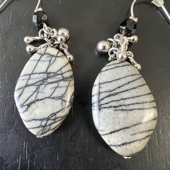 ONE PRE-OWNED PAIR OF 2” GRAY STONE DANGLE EARRINGS CTM1 - Picture 2 of 2